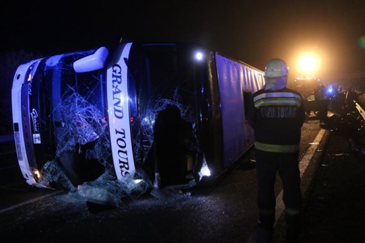 Felborult egy busz az M3-ason – hárman meghaltak, sok sérült