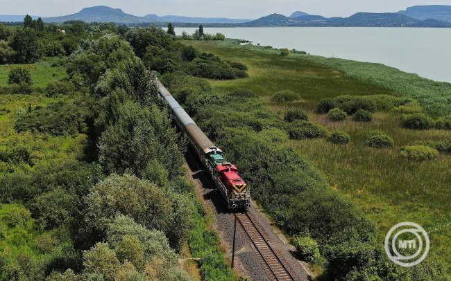 Az utószezonban is sűrűbben járnak a vonatok a Balatonhoz