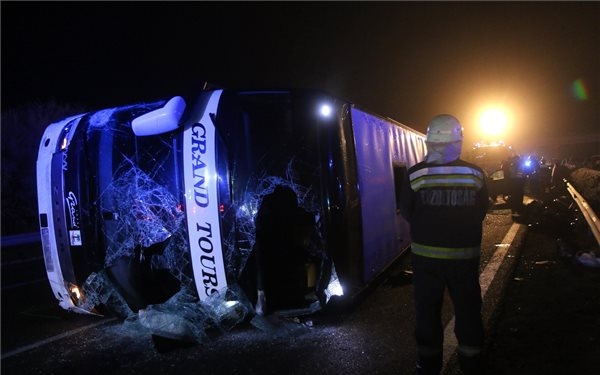 Négyre emelkedett M3-ason történt buszbaleset halálos áldozatainak száma