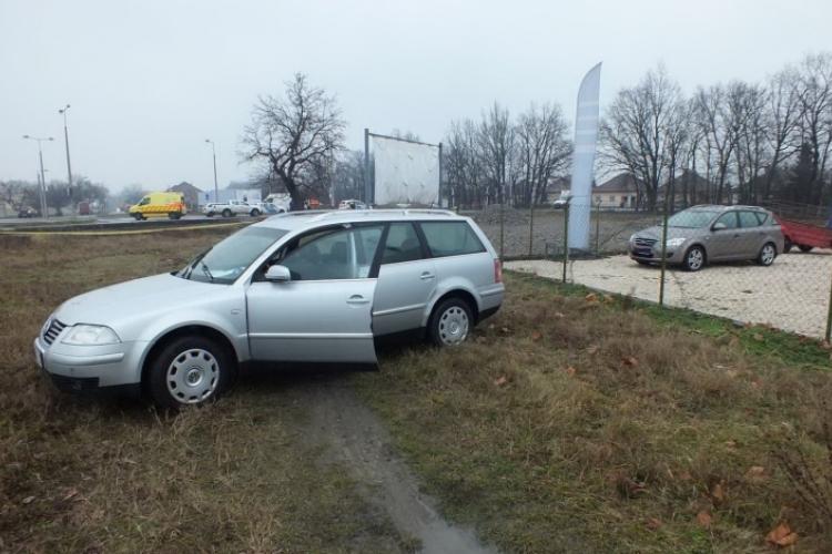 Autókereskedésből lopott autóval menekült