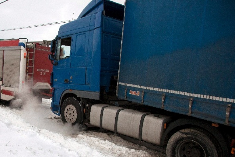 Korlátozzák a teherautók közlekedését az M2-esen és a 2-es úton 