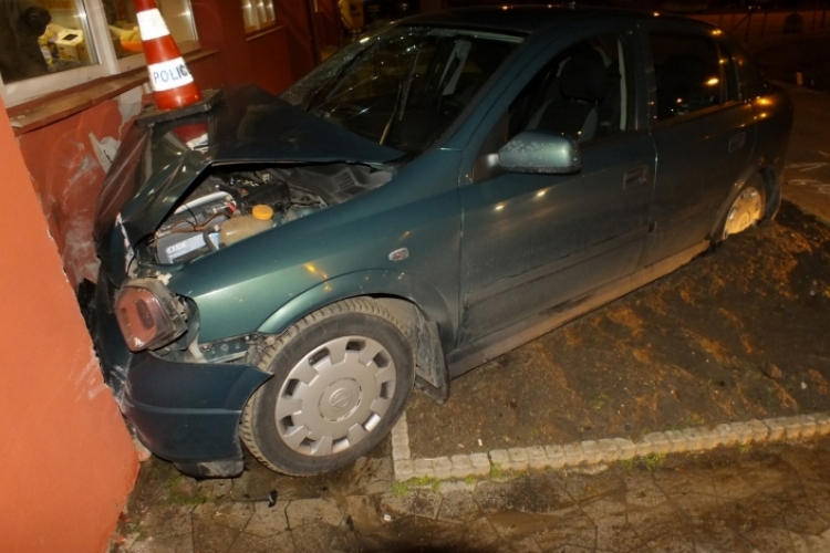 Fék helyett a gázra lépett a 15 éves fiú – falnak csapódott a kocsival